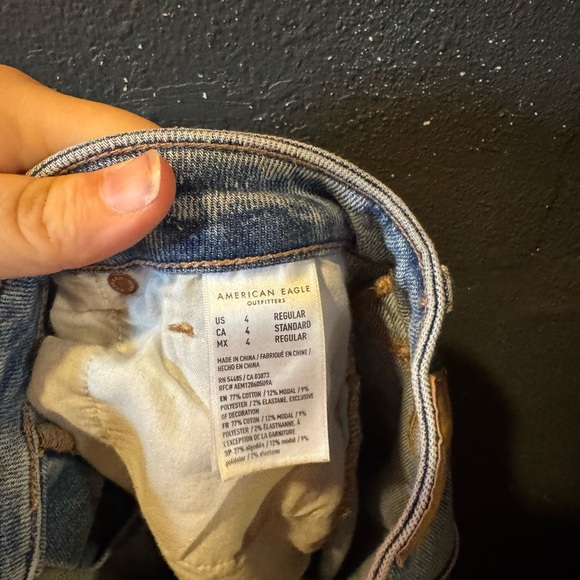American Eagle Light Wash Distressed Mom Jeans Size 4 - Picture 5 of 5